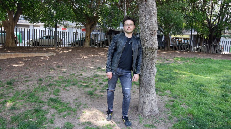 Deusa és director i cofundador, junt amb Juma Barratxina, de Poetry Spam, la revista antipoètica de treballadrXs precariXs i desocupadXs, una aposta digital amb diferents formats i veus poètiques.