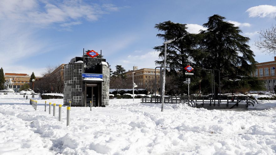 Vista de la salida de metro de Ciudad Universitaria cubierta de nieve este lunes. La Comunidad de Madrid se abre paso poco a poco tras el paso del temporal Filomena con la mayor parte de las calles y carreteras aún blancas y con hielo, sin autobuses, sin clases y con las recomendaciones de teletrabajar y de que los ciudadanos no salgan de casa. EFE/Ballesteros
