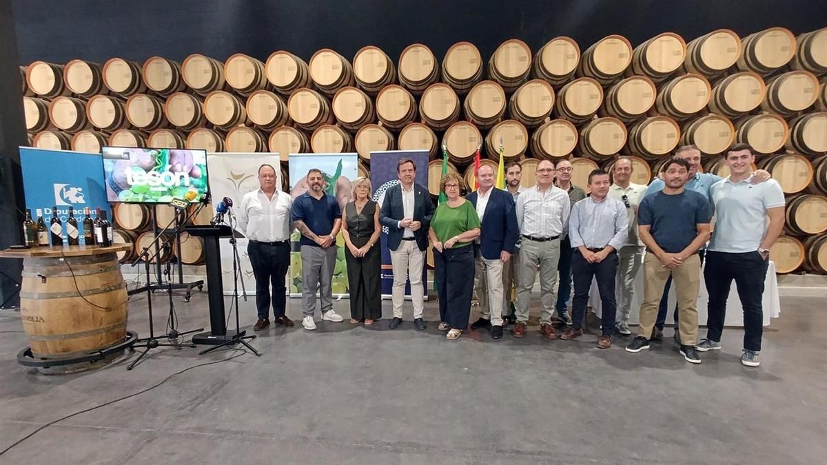 Las Bodegas Casknolia de Lucena (Córdoba) acogen la presentación de la XXVIII Cata de Moriles Expo Wine, que se celebrará del 23 al 25 de octubre y que este año se presenta bajo el lema 'Tesón'.
