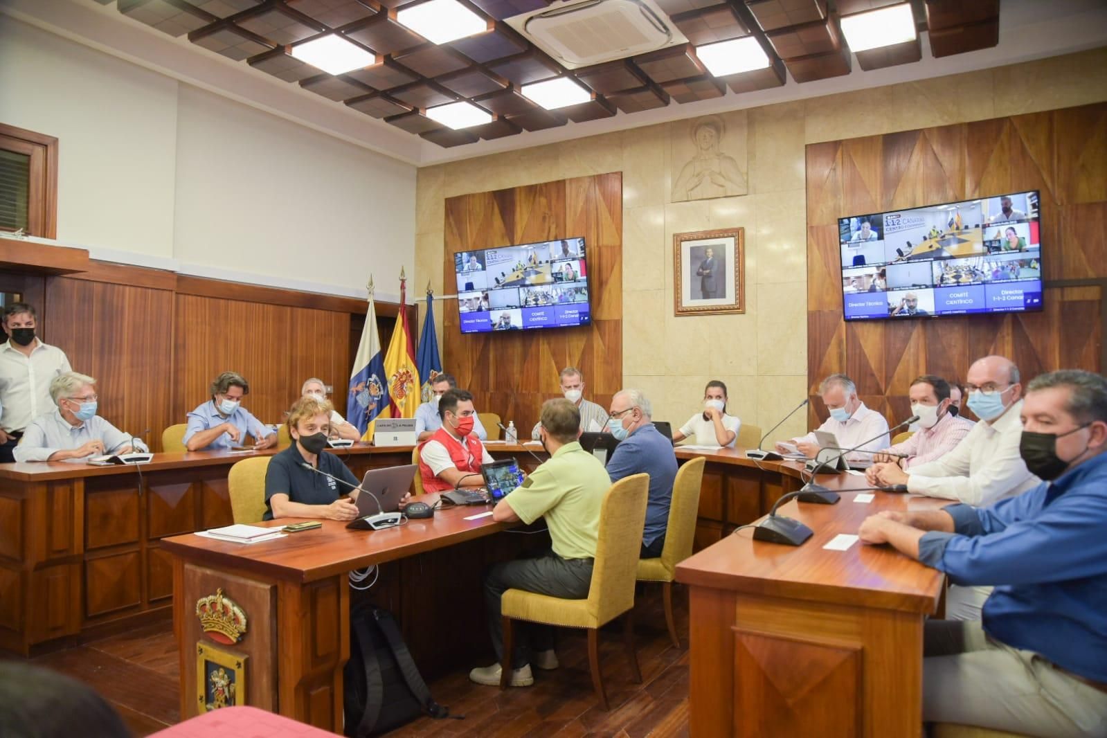 Reunión del Comité Director del Plan Especial de Protección Civil y Atención de Emergencias por Riesgo Volcánico de este jueves, en el salón del plenos de Cabildo, presidida por Sus Majestades  los Reyes de España.