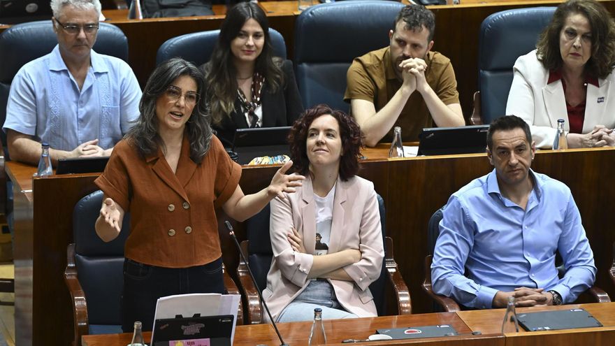 La portavoz de Más Madrid en la Asamblea de Madrid, Manuela Bergerot (i), interviene durante el pleno en la Asamblea de Madrid, este jueves. EFE/Fernando Villar