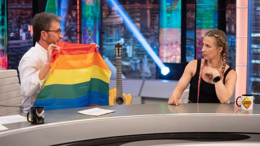 Pussy Riot, a Pablo Motos por sacar una bandera gay en televisión: "En Rusia te despedirían y enjuiciarían"