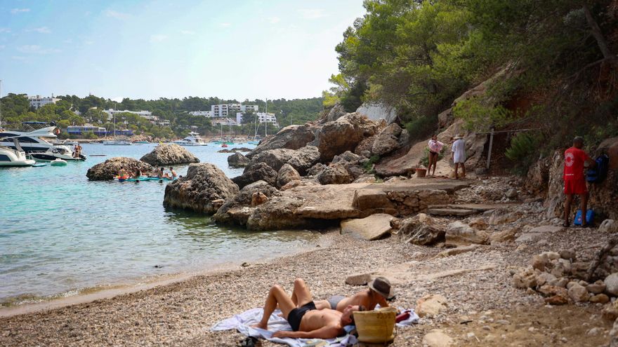 Un hotel de 6.000 euros la noche no señala el acceso a una “preciosa cala” en Ibiza y presume de "acceso directo"