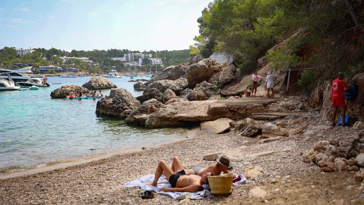 Un hotel de 6.000 euros la noche no señala el acceso a una “preciosa cala” en Ibiza y presume de "acceso directo"
