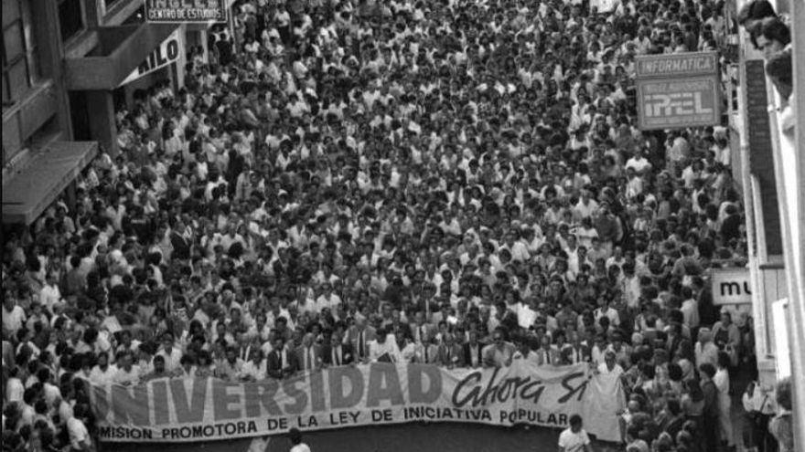 De la disputa por una universidad en Las Palmas de Gran Canaria a la reforma electoral: el Parlamento en diez hitos