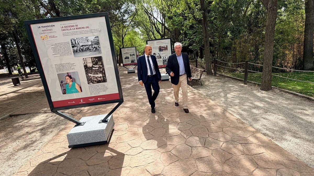 El alcalde de Illescas José Manuel Tofiño y el concejal de Obras y Urbanismo, Francisco Rodríguez, visita la exposición al aire libre sobre la Transición democrática en Castilla-La Mancha