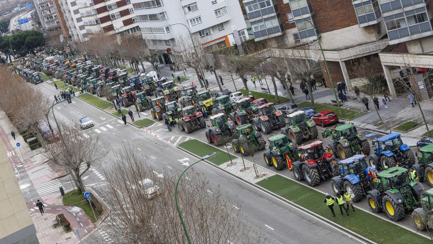 Los agricultores extremeños cortan la N-430 en Valdivia