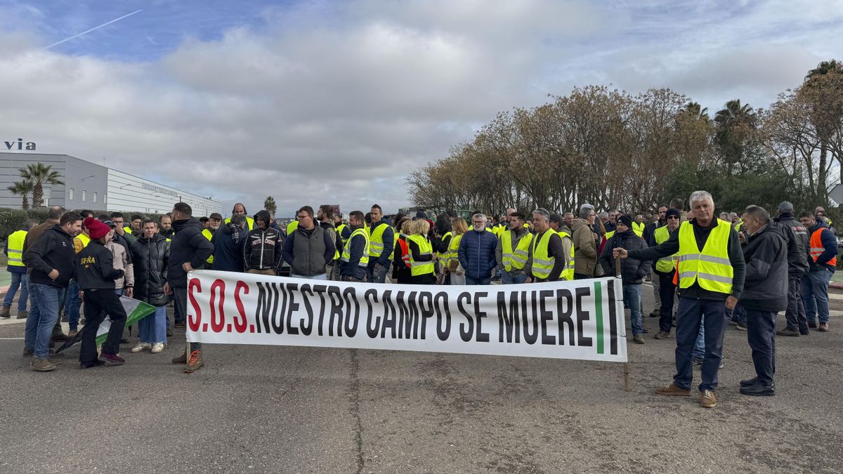 Los agricultores extremeños cortan la N-430 en Valdivia