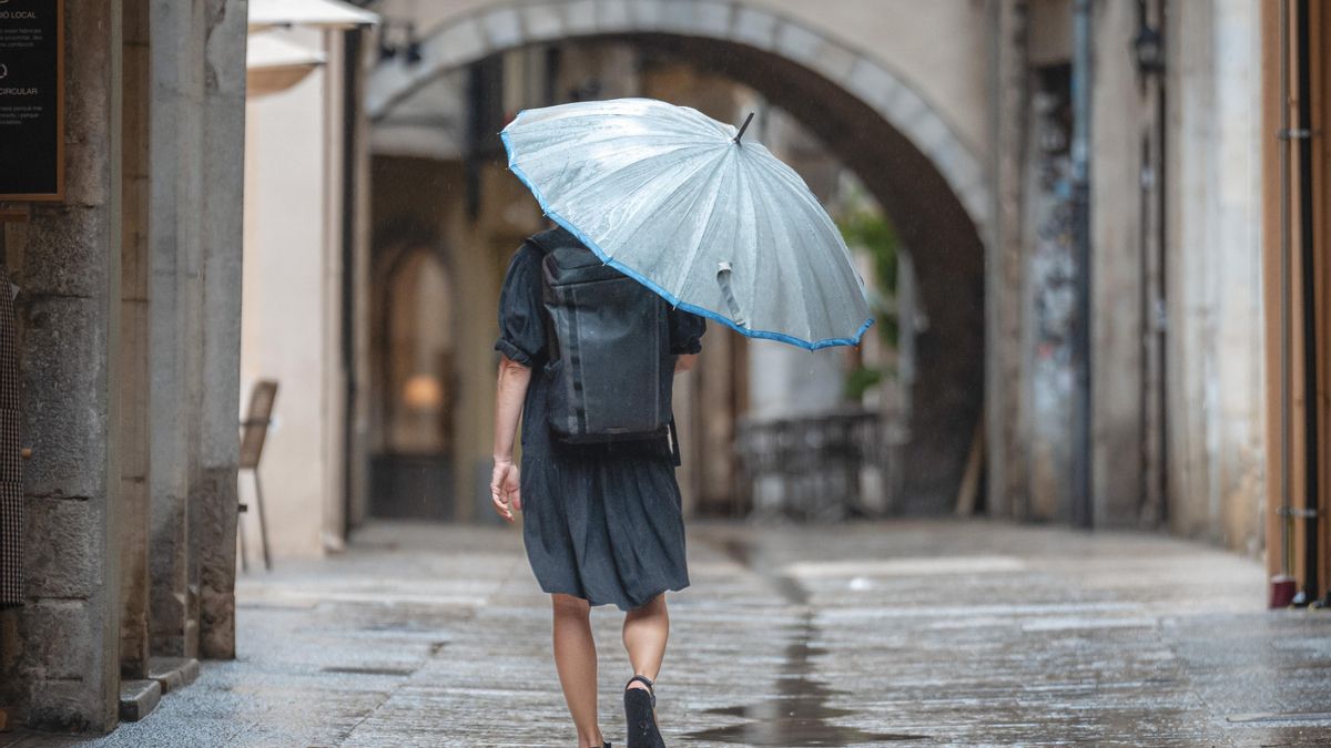 Vista de una calle del centro de la ciudad de Girona bajo la lluvia en una foto de archivo