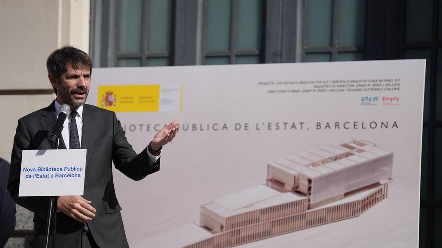 El ministro de Cultura, Ernest Urtasun, interviene durante una visita al inicio de las obras de la Biblioteca del Estado, a 24 de octubre de 2025