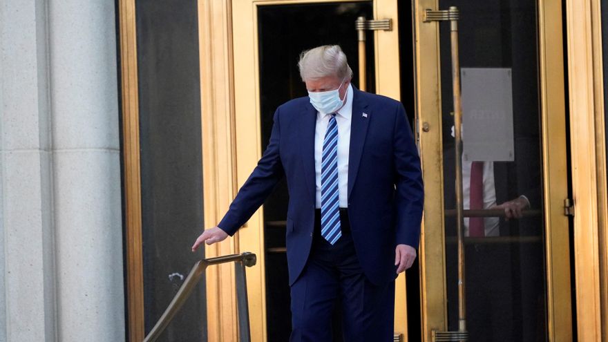 El presidente de Estados Unidos, Donald J. Trump, sale del hospital milital Walter Reed en Bethesda, Maryland (EE.UU.)