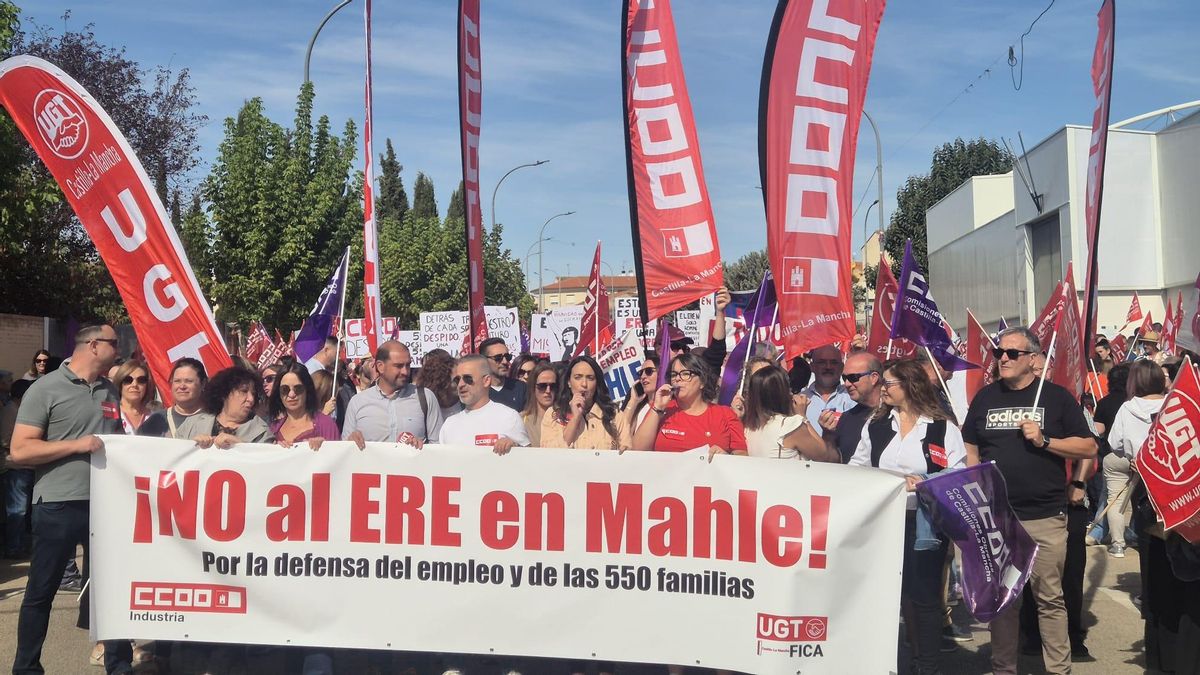 Manifestación por el ERE planteado por al empresa Mahle en Motilla del Palancar (Cuenca) que afecta a 550 personas y que se extiende a la Comunitat Valenciana