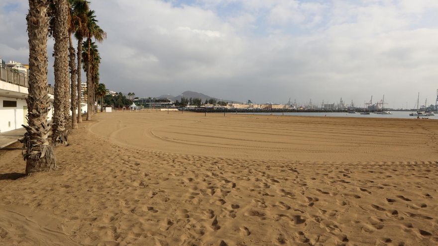 Trasladada al hospital en estado crítico una mujer tras sufrir un ahogamiento en la playa de Las Alcaravaneras