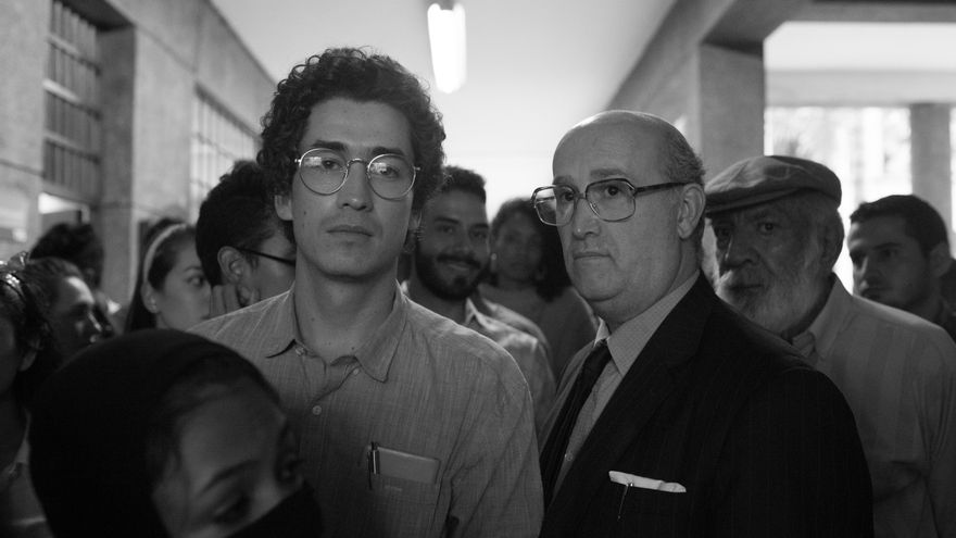 Héctor Abad (Juan Pablo Urrego) con su padre, el activista y profesor Héctor Abad (Javier Cámara)