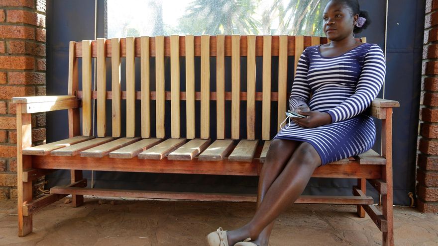 Terapia en bancos con abuelas: salud mental contra las crisis en Zimbabue