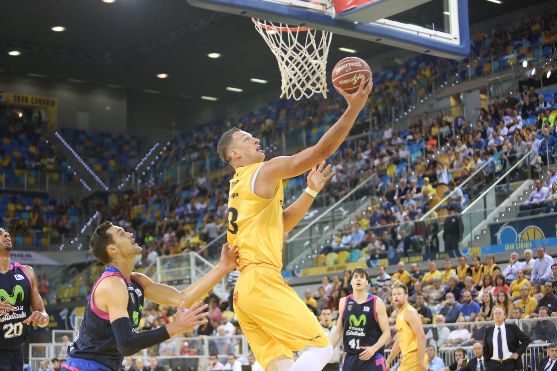 Imágenes del partido entre el Herbalife Gran Canaria y el Movistar Estudiantes. (Alejandro Ramos).