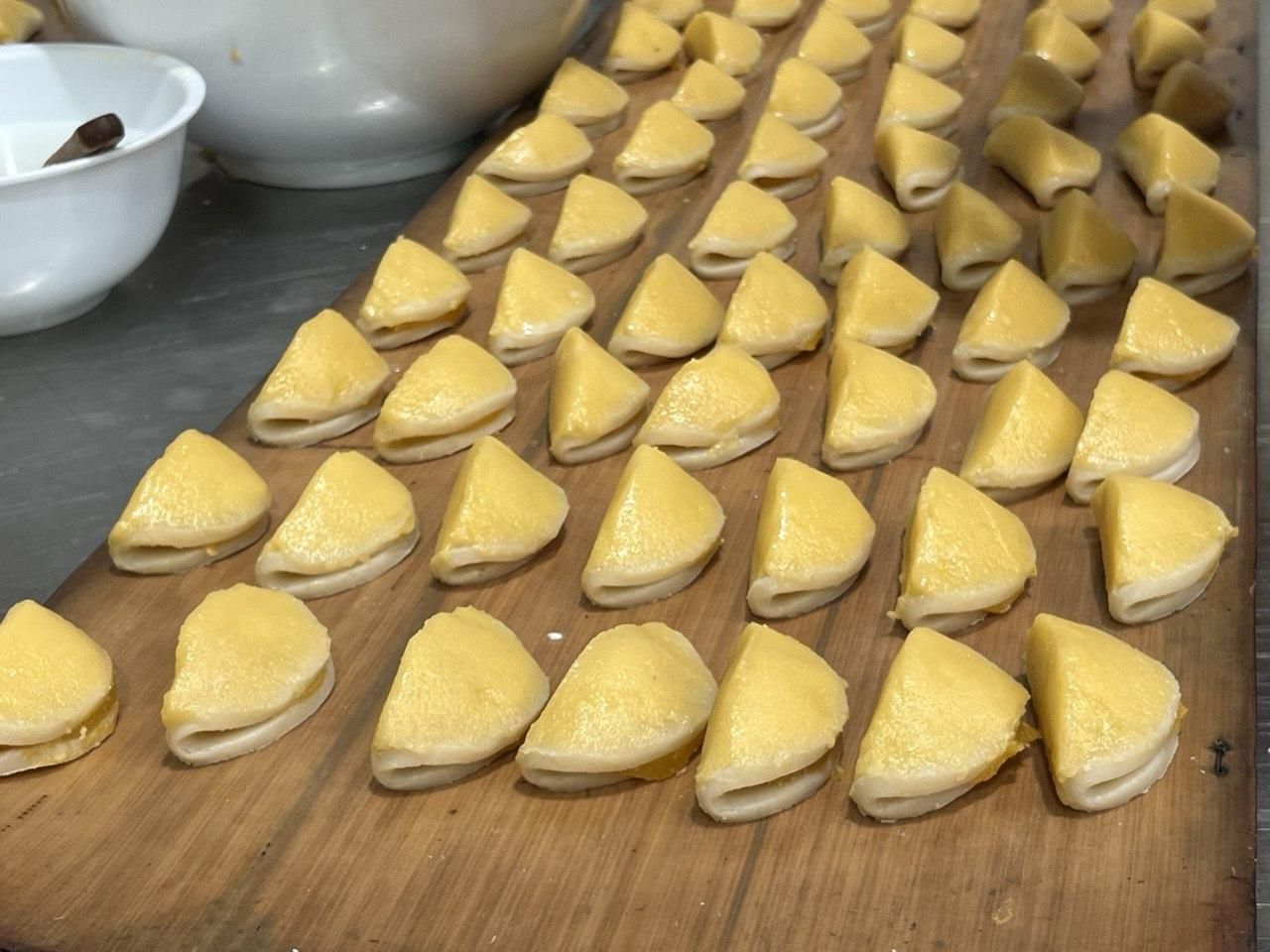 Empanadillas de mazapán elaboradas una a una de manera artesanal en el obrador de San Telesforo en Toledo