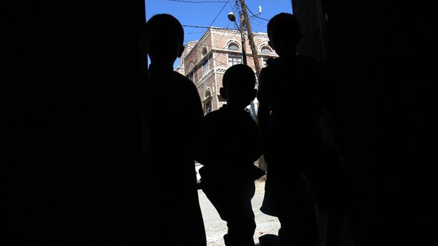 Coalición dice rebeldes hutíes mataron un civil en ataque a campo refugiados