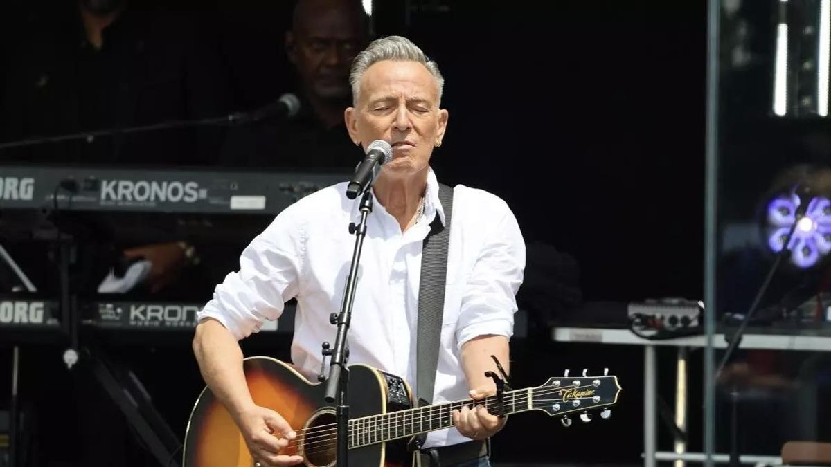 El cantante estadounidense Bruce Springsteen se presenta en la inauguración  del Centro Presidencial Obama este jueves, en Chicago.