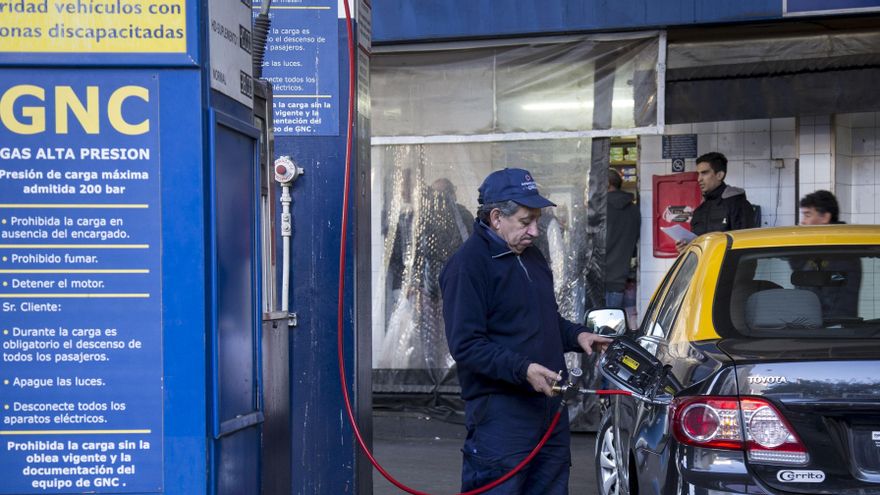 Falta gas e interrumpen el suministro de GNC en estaciones de servicio de todo el país por la ola polar