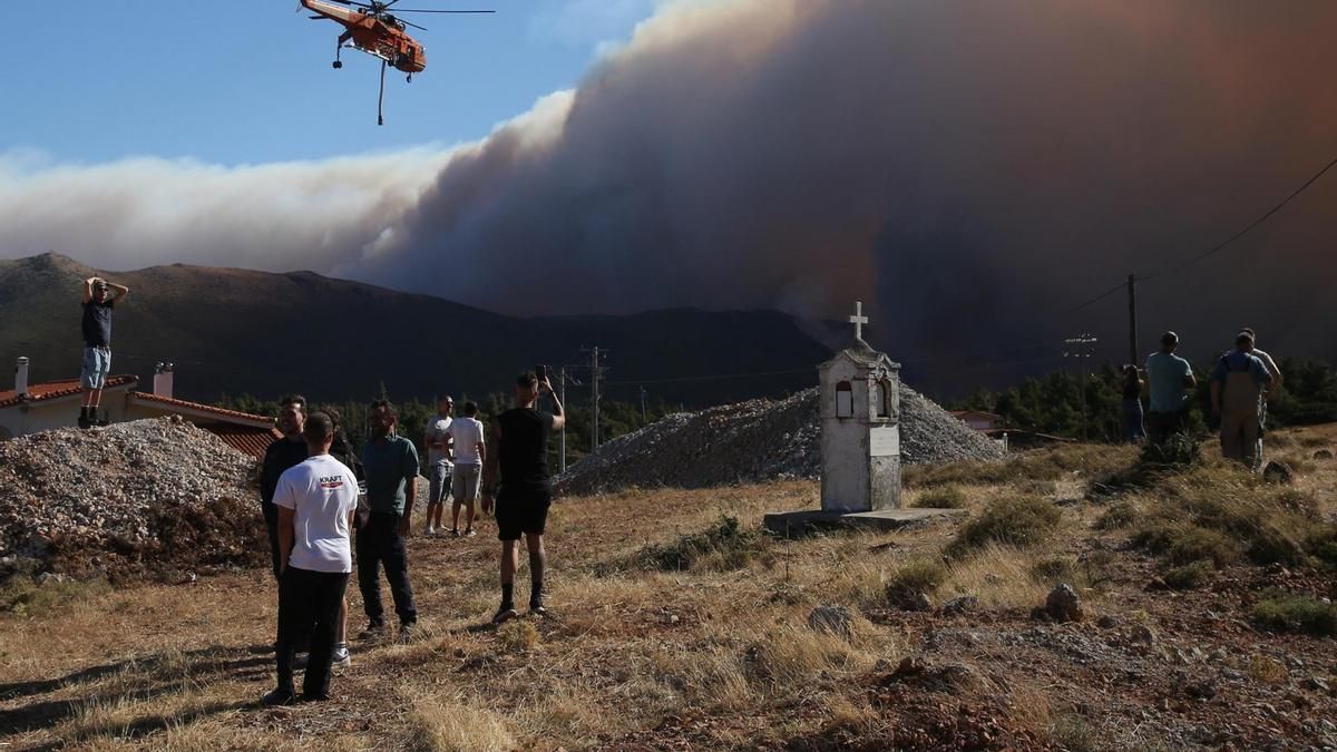 Dos personas mueren al chocar dos helicópteros que luchaban contra los incendios en Grecia