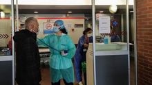 Sanitarios realizan pruebas por coroanvirus a la entrada del Hospital Arrixaca de Murcia