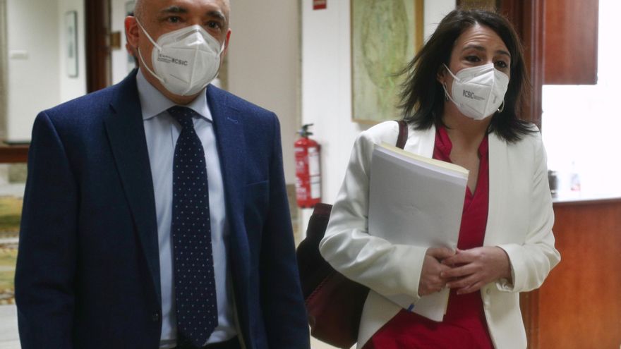 Archivo - El secretario general del Grupo Socialista en el Congreso, Rafael Simancas; y la portavoz del PSOE en el Congreso, Adriana Lastra, se dirigen a una Junta de Portavoces convocada en el Congreso de los Diputados.