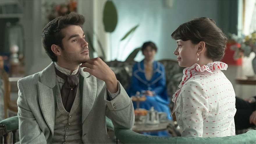 Netflix presenta las primeras imágenes de 'Manual para señoritas', su 'Bridgerton' española con Álvaro Mel