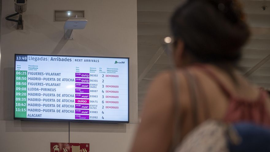 Una avería en la estación de Sants en Barcelona obliga a desalojar a más de 400 pasajeros de un tren de alta velocidad