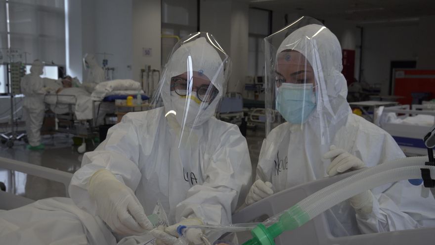 Personal sanitario en la UCI del Hospital de Valdecilla de Santander durante la pandemia de la COVID.