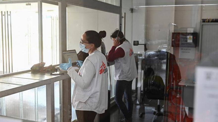 Dos cooperantes de Médicos Sin Fronteras participan en la instalación de un hospital de campaña en el pabellón deportivo Rector Gala del Campus de la Universidad de Alcalá de Henares.