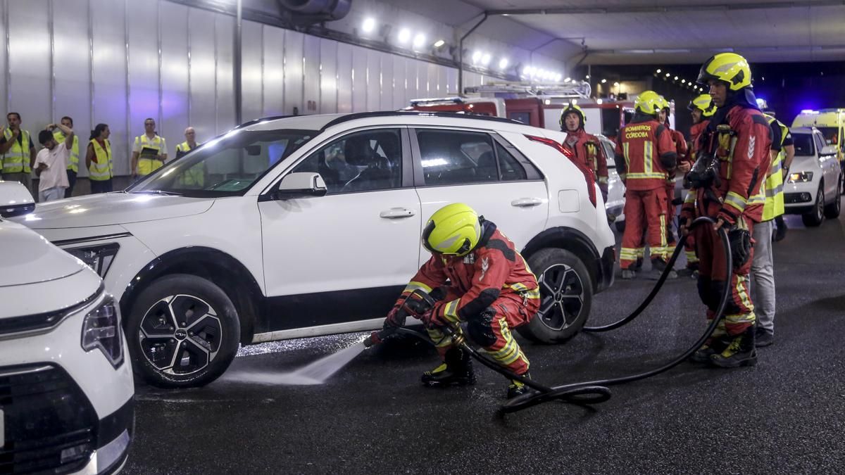 Bomberos en el simulacro de accidente en el túnel de los omeyas