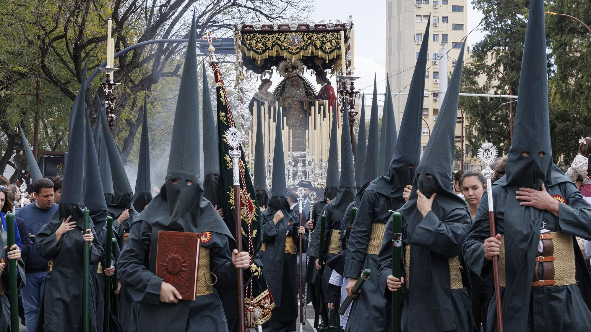 La recia figura de los nazarenos preludia a la Virgen de Sol