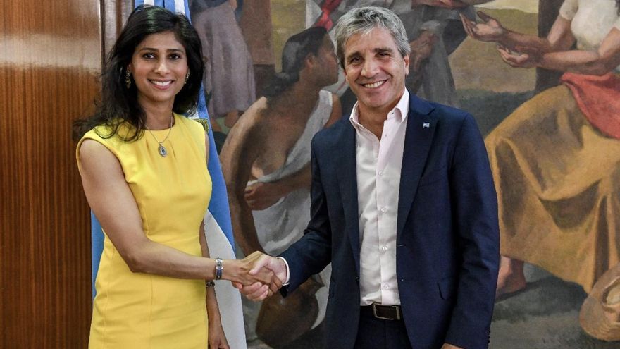 El préstamo con el FMI ya está cerrado y contempla la suba del dólar: los pasos que faltan para anunciarse