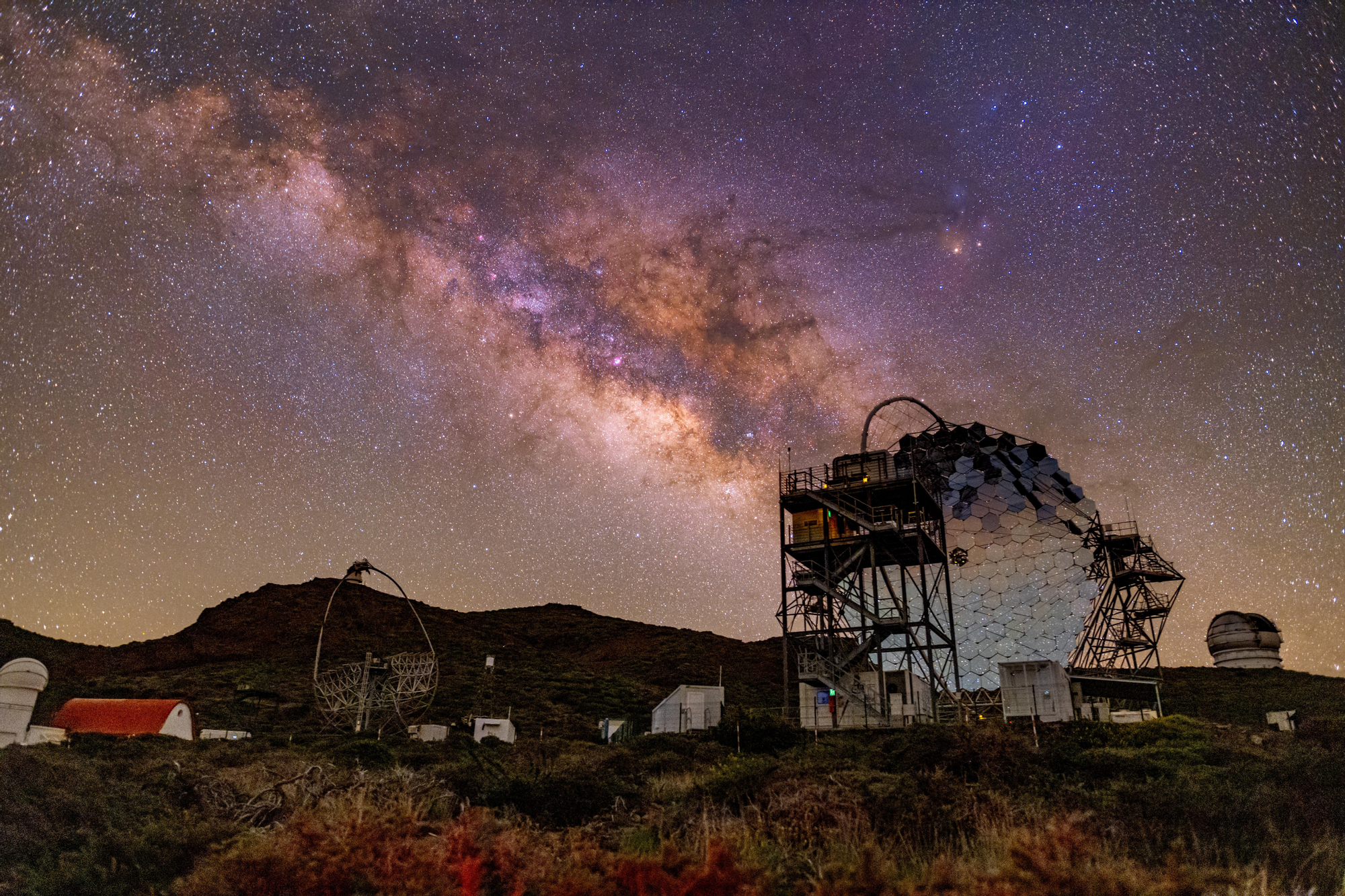 Imagen del LST-1 y la Vía Láctea en el Observatorio del Roque de los Muchachos, en La Palma. Crédito: Daniel López/IAC