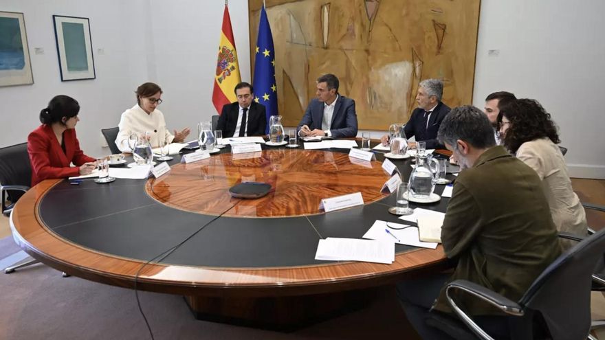 Reunión entre el presidente del Gobierno y los ministros de Sanidad, Exteriores e Interior.