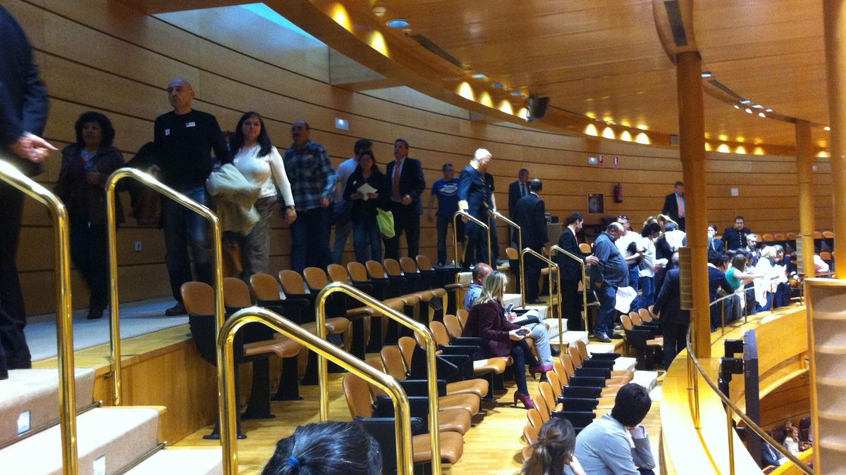 Desalojan del Senado a una veintena de activistas de la PAH tras la aprobación de la Ley Antidesahucios