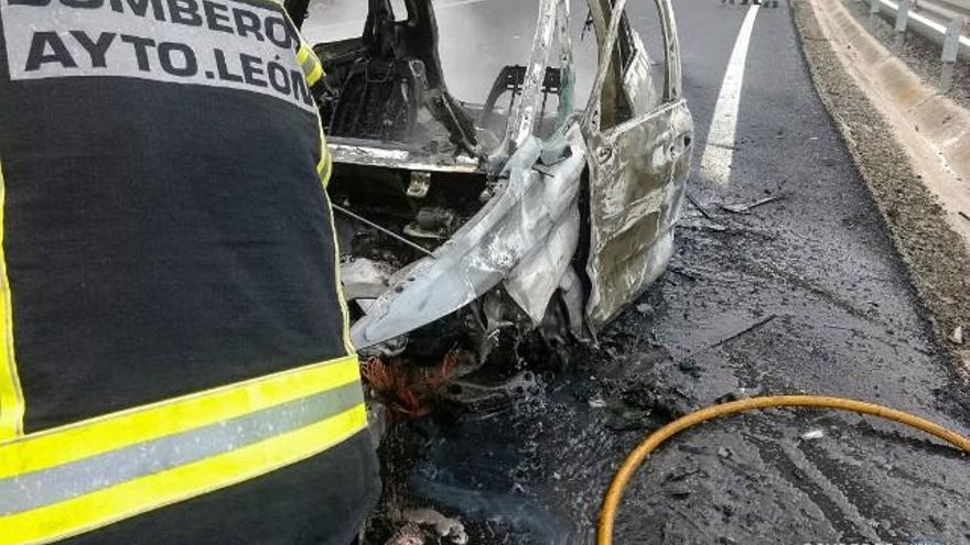 Accidente AP-66 a la altura de Barrios de Luna. / Foto: Bomberos de León