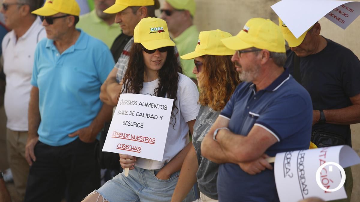 Concentración del sector agrario ante los ministros de la Unión Europea en la Puerta del Puente