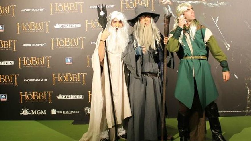 Unos cosplayers caracterizados de Saruman, Gandalf y Legolas, personajes de 'El Señor de los Anillos'.