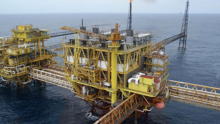 El Brent sigue su tendencia bajista al caer un 4,30 %, hasta los 100,61 dólares
