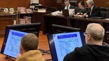 Eliseo Gil, siguiendo en pantalla el informe presentado por la Ertzaintza en el juicio de Iruña-Veleia