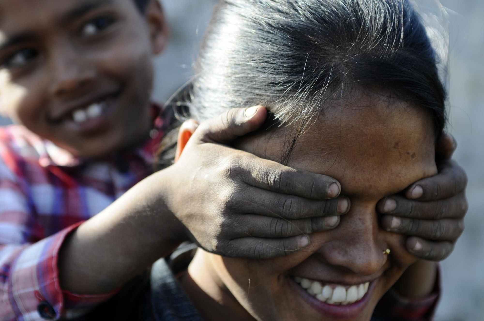Sabitri Khadka, madre a los 11 y prostituta desde los 13 años, juega con su hijo. Prefiere recibir una paliza antes que practicar sexo sin protección, y asegura que el trabajo de diferentes ONG ha aumentado considerablemente la conciencia de las trabajadoras del sexo sobre el sida./ Zigor Aldama