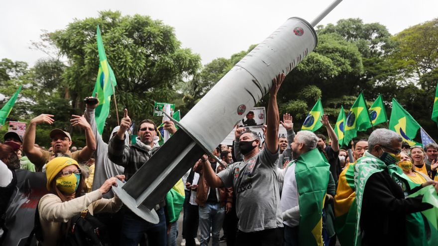 Seguidores del presidente de Brasil Jair Bolsonaro participan en un manifestación en contra de la posible obligatoriedad de la vacuna contra el coronavirus hoy, en la avenida Paulista en Sao Paulo )Brasil). EFE/FERNANDO BIZERRA
