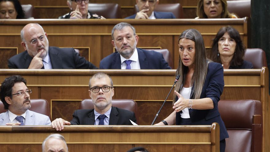 La portavoz de Junts, Miriam Nogueras (d), interviene durante la sesión de control que se celebra, este miércoles, en el Congreso de los Diputados en Madrid. EFE/ Mariscal