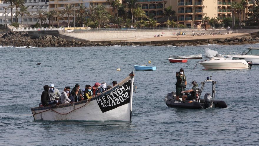 La Guardia Civil escolta una patera al muelle de Arguineguín.