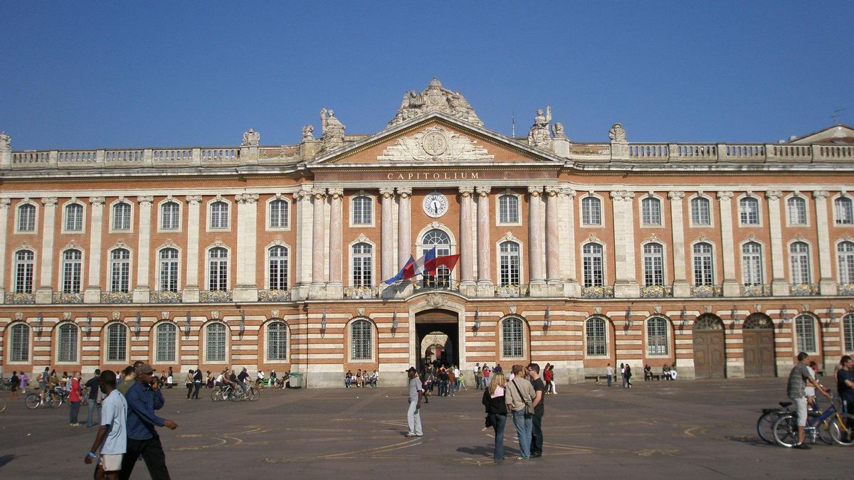 Fachada del Capitolio. El ayuntamiento de Toulouse es bonito por fuera e impresionante por dentro.