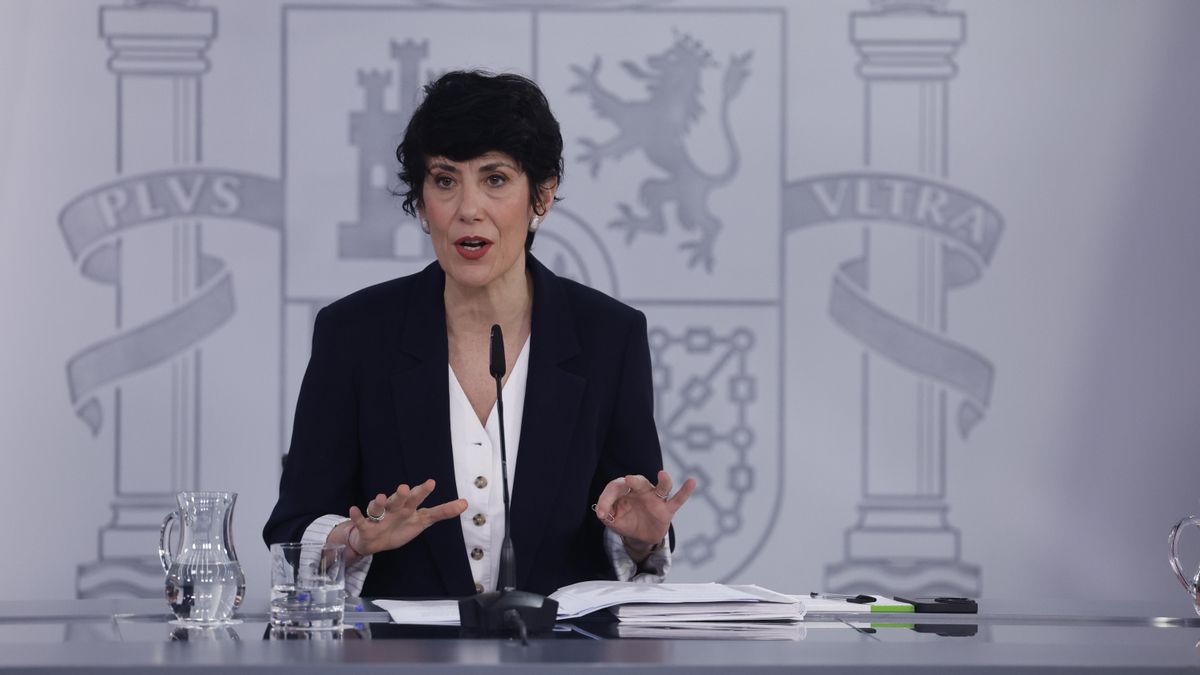 La portavoz del Gobierno, Elma Saiz, durante la rueda de prensa tras el Consejo de Ministros de este martes. EFE/Javier Lizón