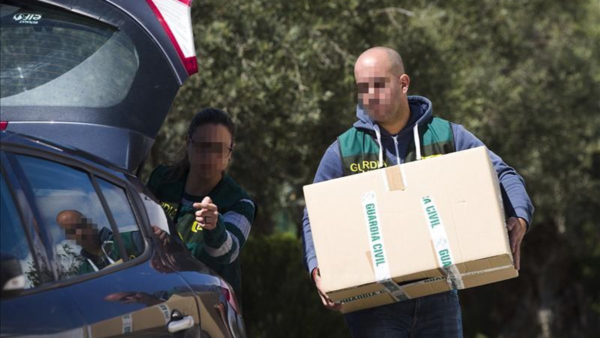 Agentes de la Guardia Civil retiran documentos este martes del Centro Andaluz de Formación Integral de las Industrias del Ocio (CIOMIJAS), en la Cala de Mijas (Málaga) / EFE