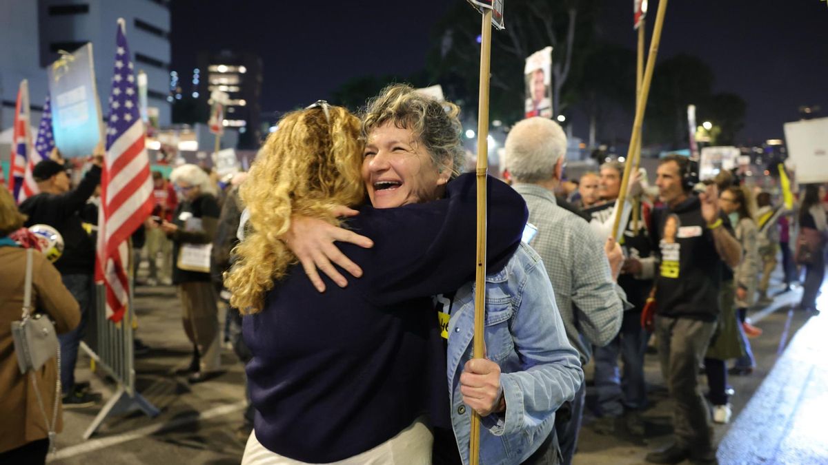 Familiares de los rehenes israelíes en manos de Hamás celebran el acuerdo de alto el fuego de este miércoles.